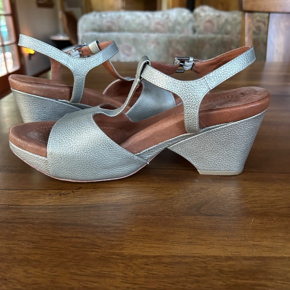 Gentle Souls by Kenneth Cole Day Dream Gold Leather Platform T-Straps - Picture 3 of 4